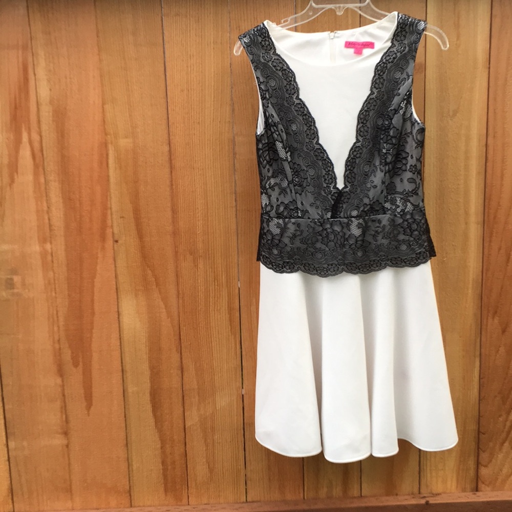 White dress BETSEY JOHNSON w black lace sz 6